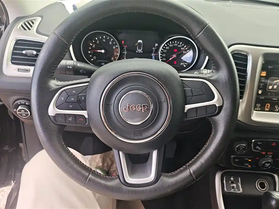 Jeep Compass 2017 — фото 15
