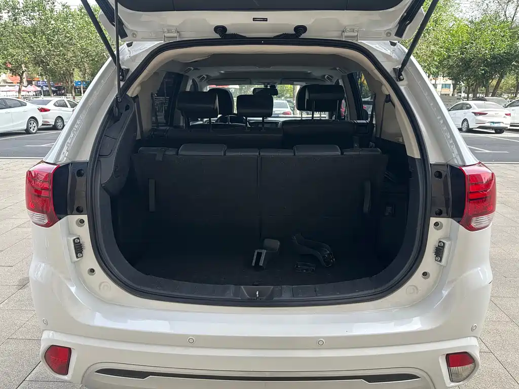 Mitsubishi Outlander 2022 — фото 15