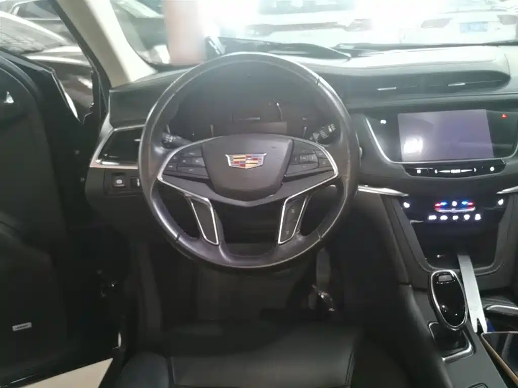 Cadillac XT5 2017 — фото 11