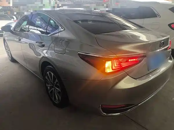 Lexus ES 2022