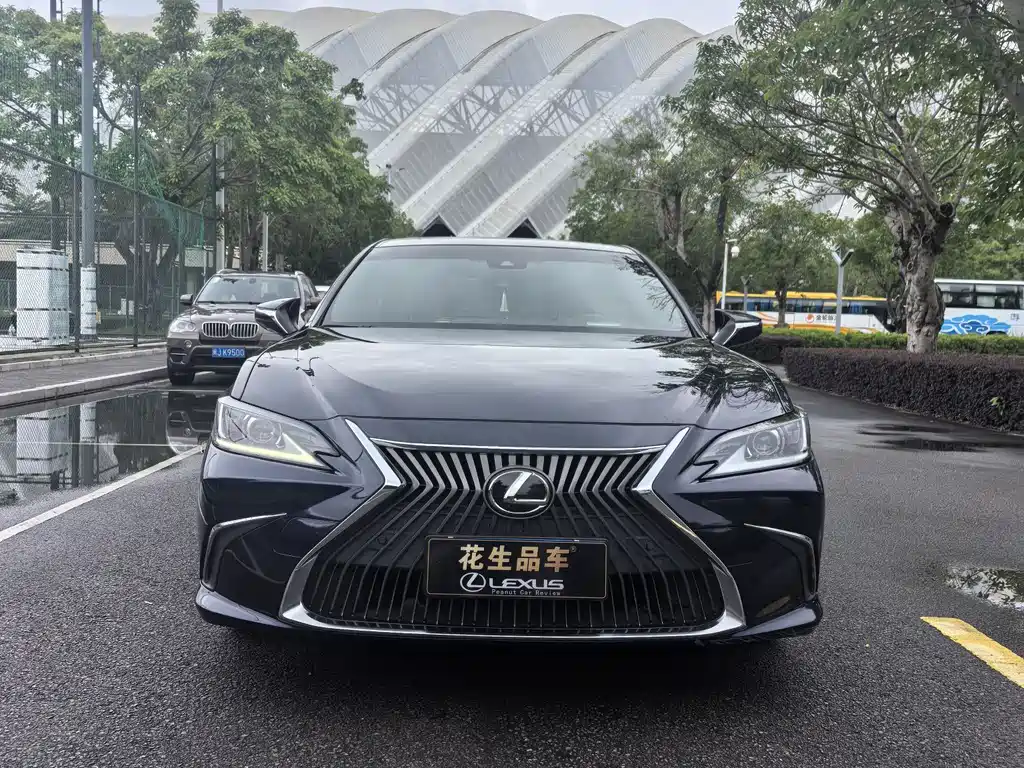 Lexus ES 2020