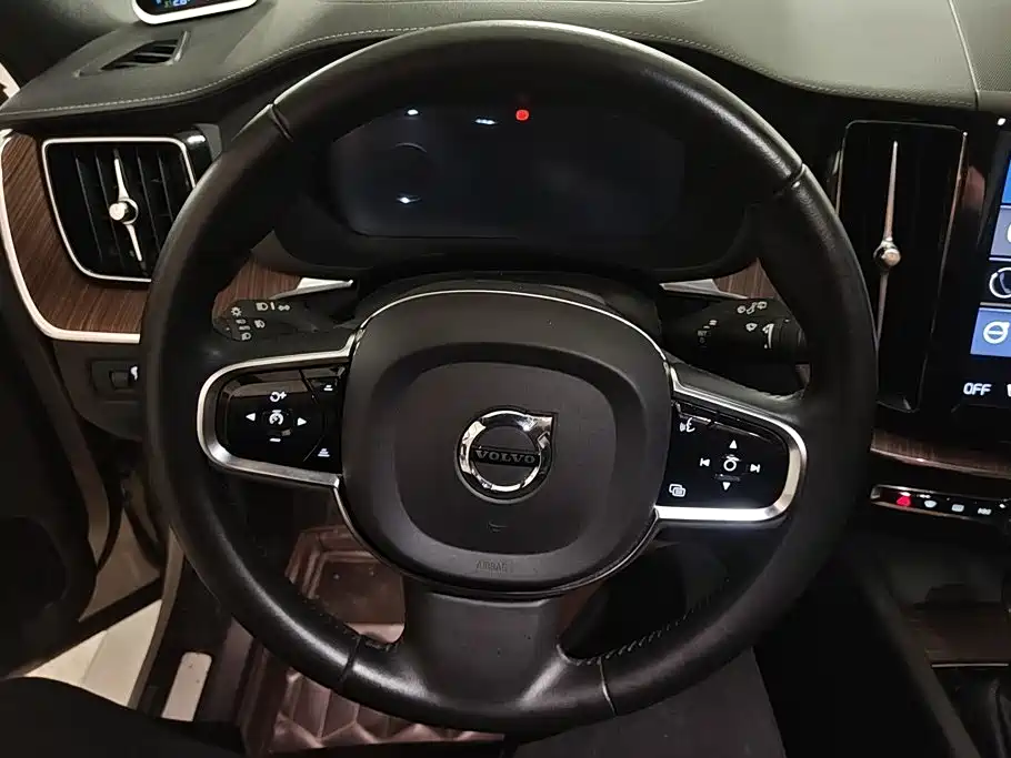 Volvo XC60 2020 — фото 15