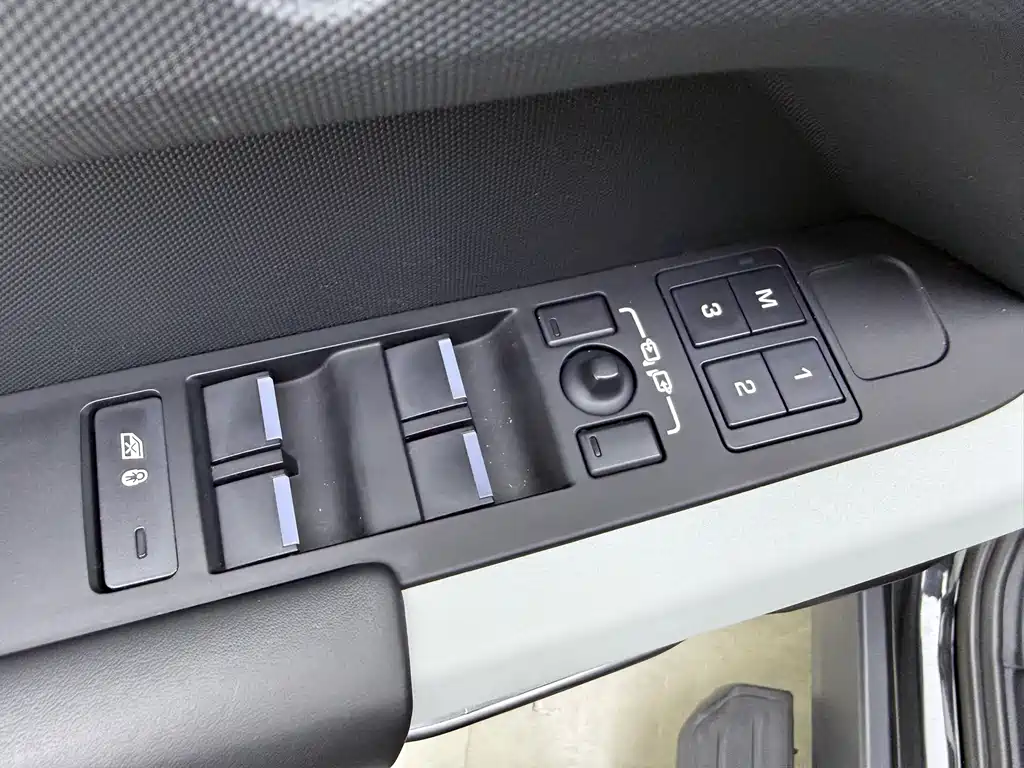 Land Rover Defender 2023 — фото 18
