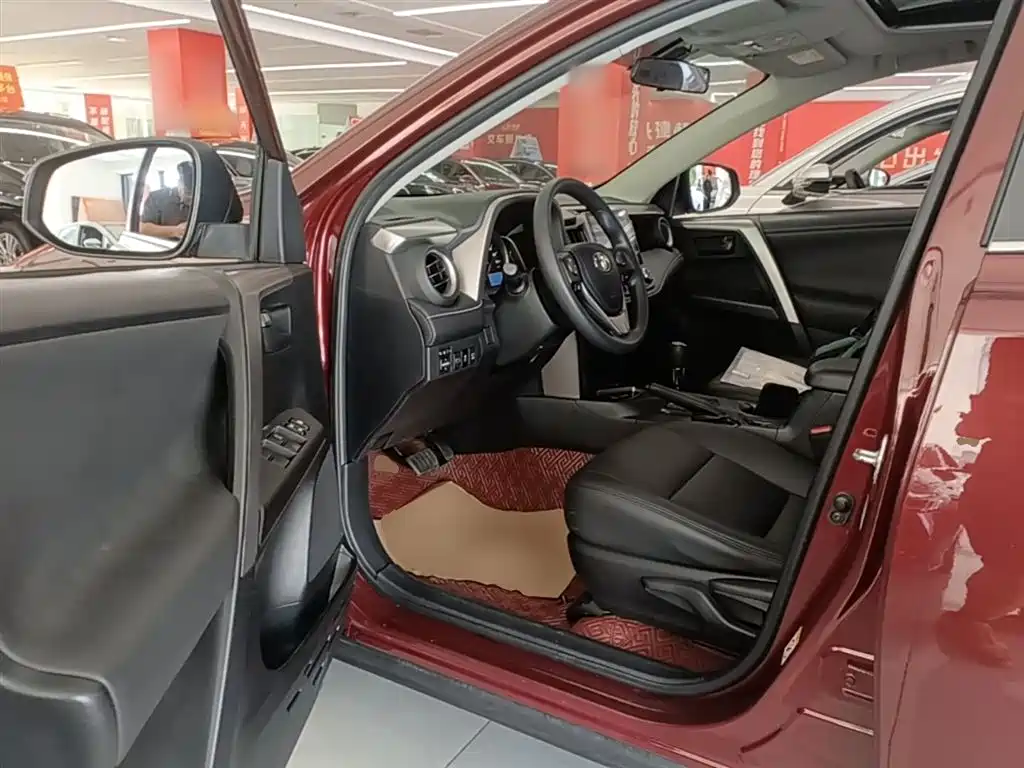 Toyota RAV4 2017 — фото 16
