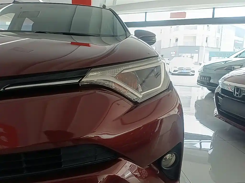 Toyota RAV4 2017 — фото 24
