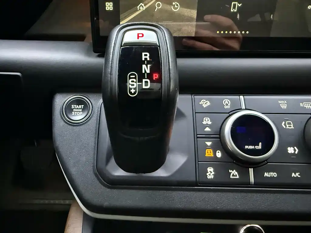 Land Rover Defender 2023 — фото 11