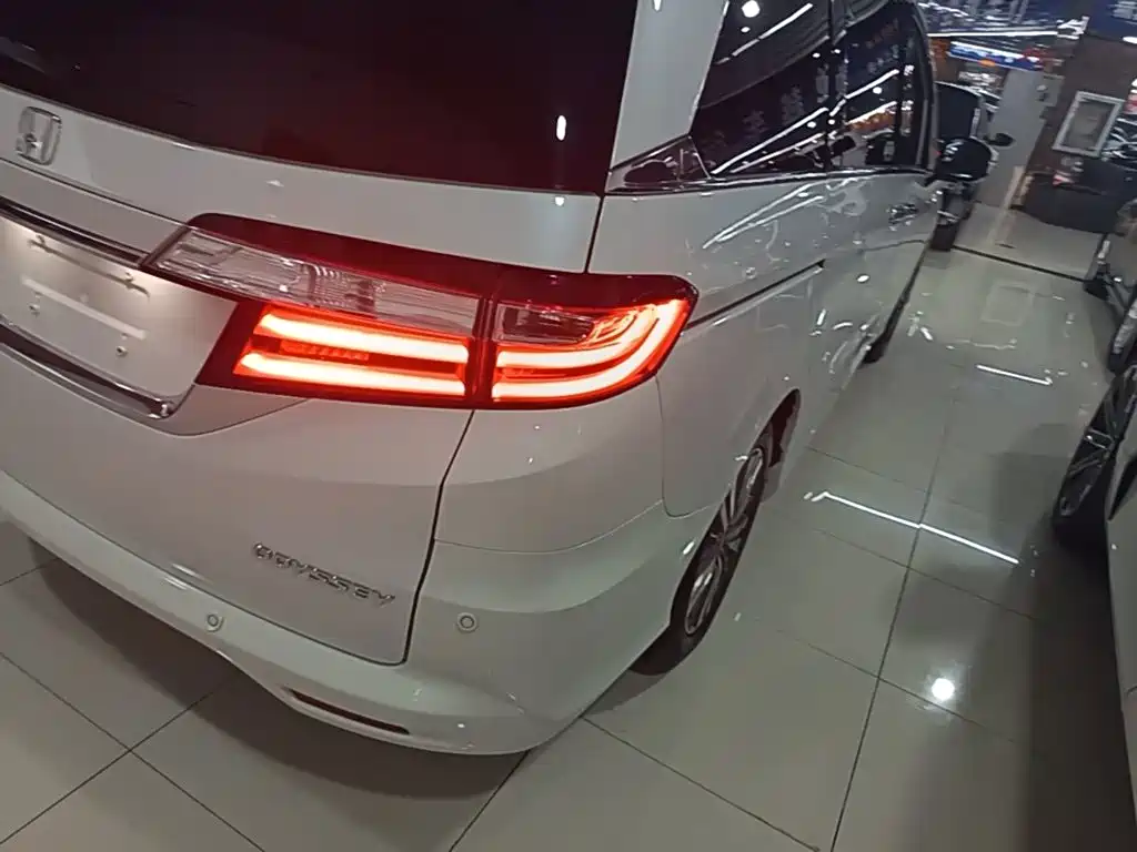 Honda Odyssey 2018 — фото 8