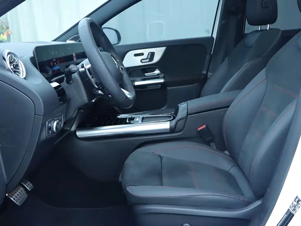 Mercedes-Benz GLA AMG 2025 — фото 4