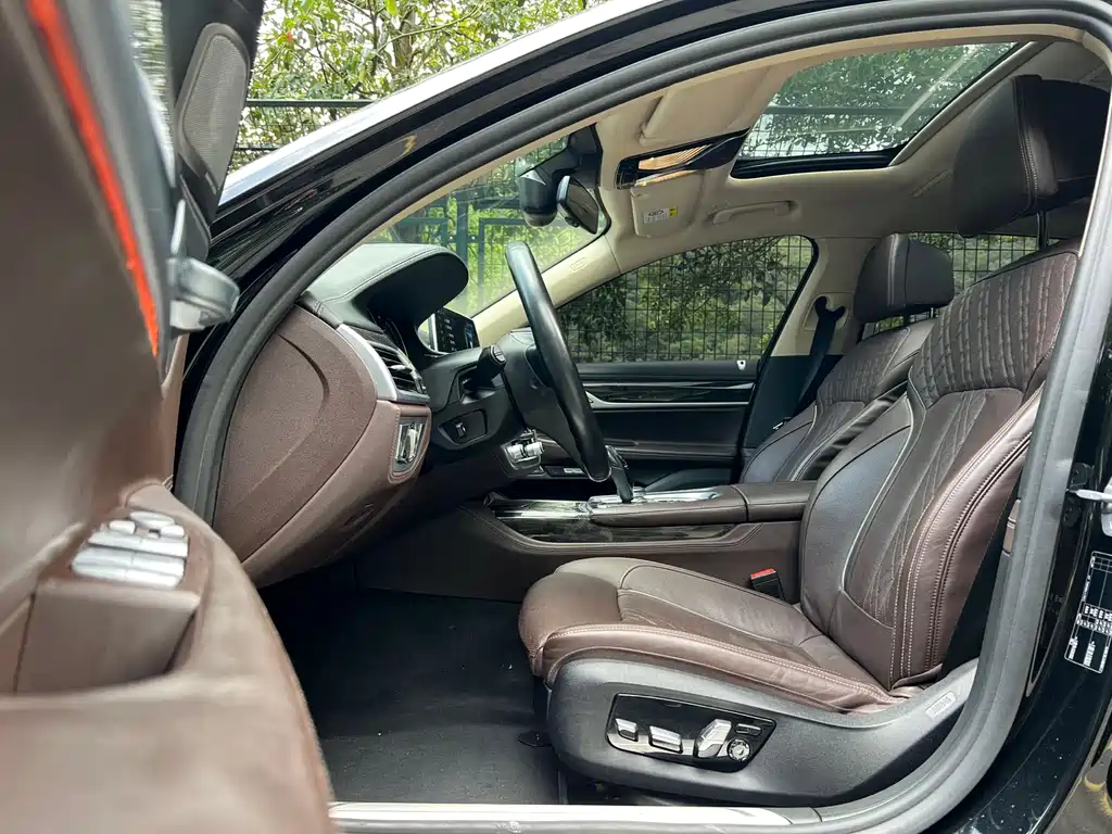 BMW 7 Series 2018 — фото 16