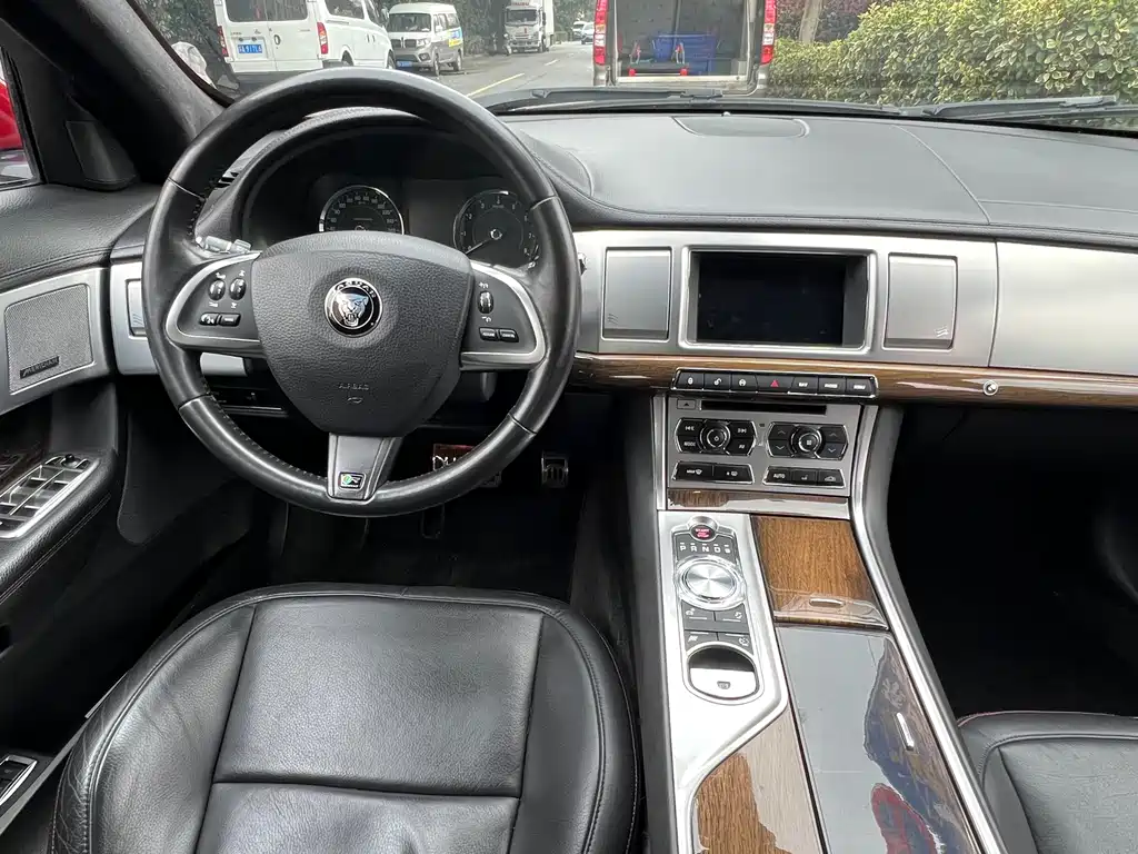 Jaguar XF 2015 — фото 13