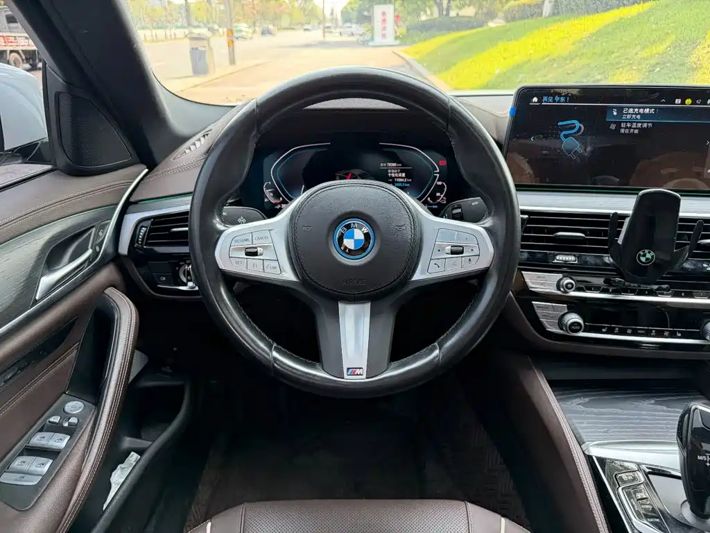 BMW 5 Series New Energy 2023 — фото 14