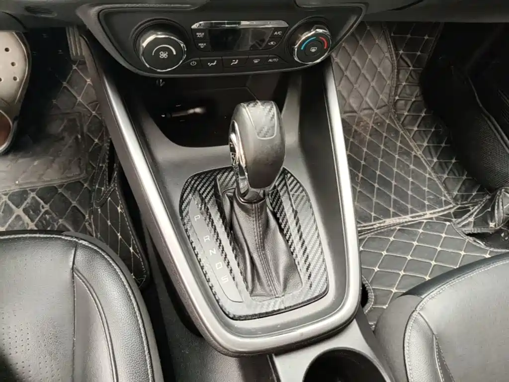 Ford Escort 2015 — фото 14