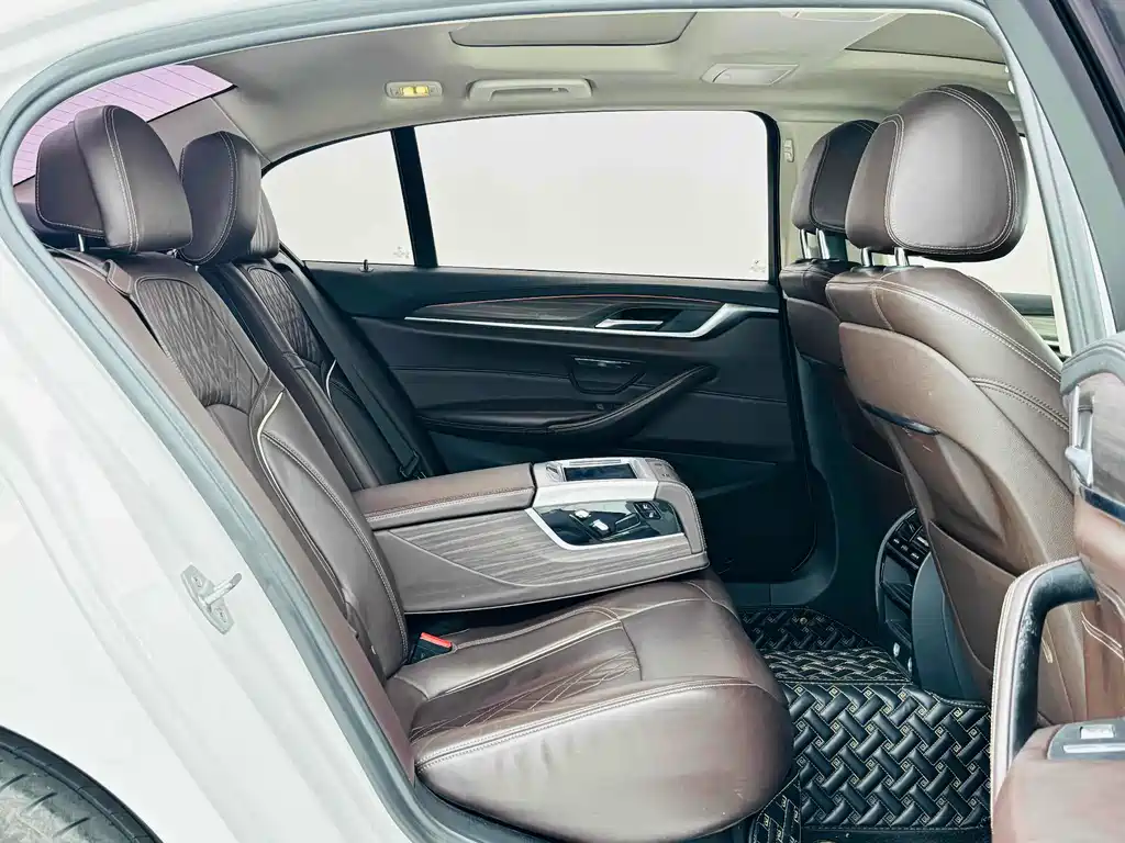 BMW 5 Series 2018 — фото 16