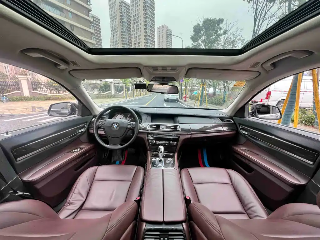 BMW 7 Series 2011 — фото 10