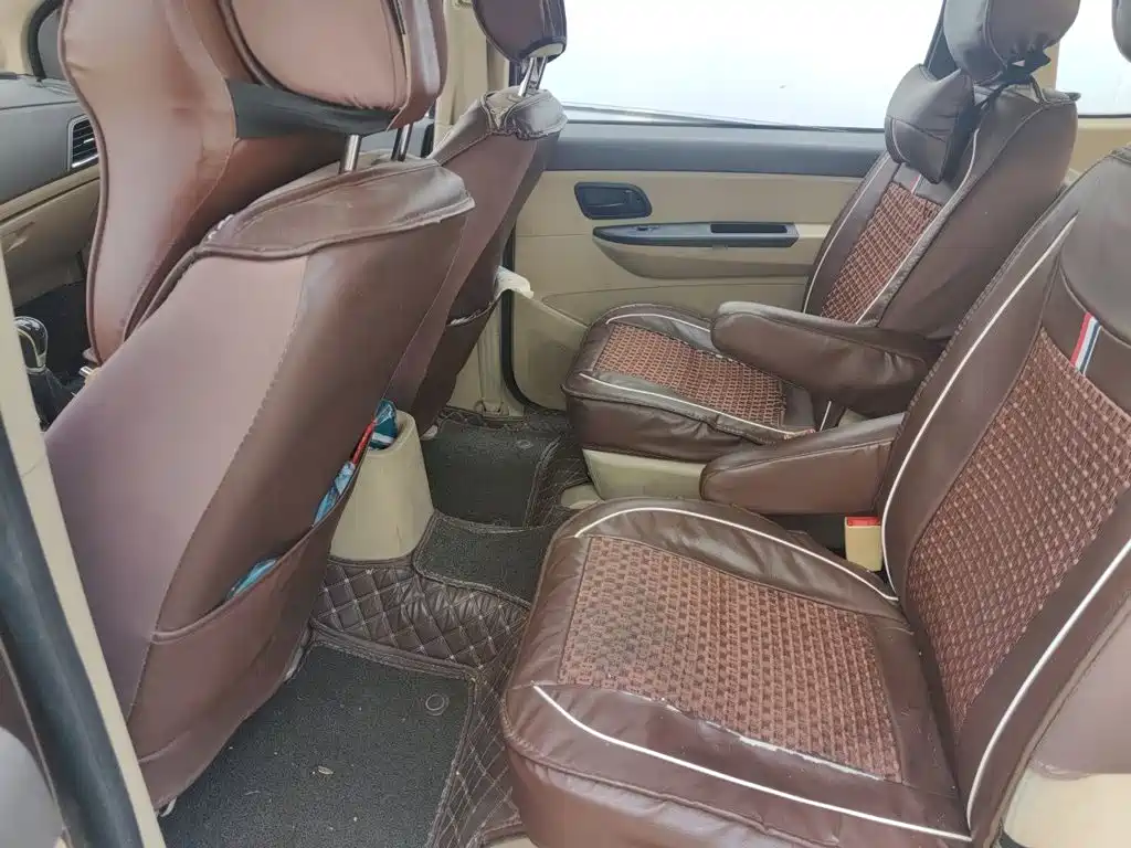 Wuling Hongguang 2015 — фото 13