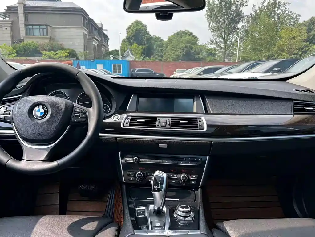 BMW 5 Series GT 2010 — фото 11