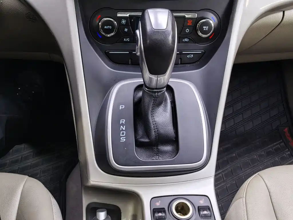 Ford Kuga 2013 — фото 25