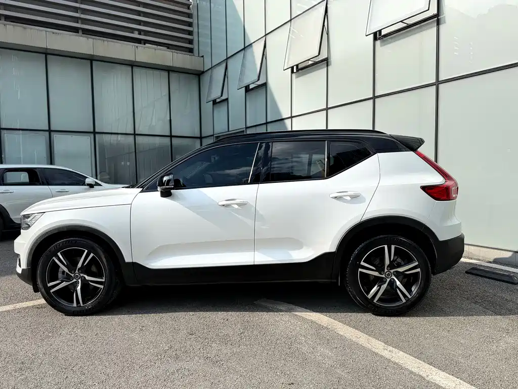 Volvo XC40 2020 — фото 8