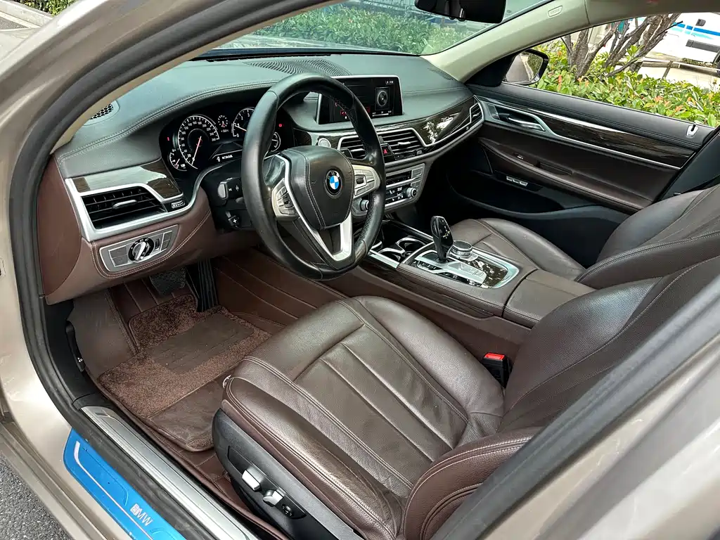 BMW 7 Series 2017 — фото 9