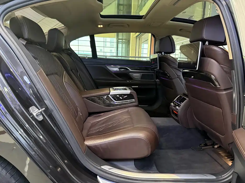 BMW 7 Series 2017 — фото 15