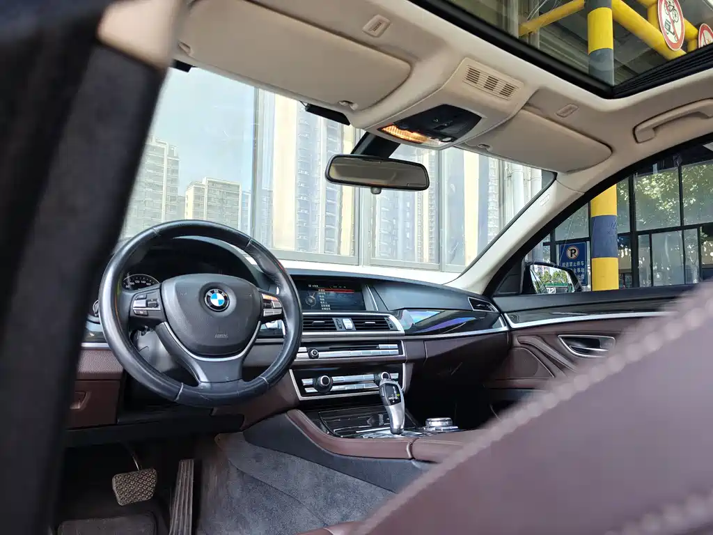 BMW 5 Series 2015 — фото 13