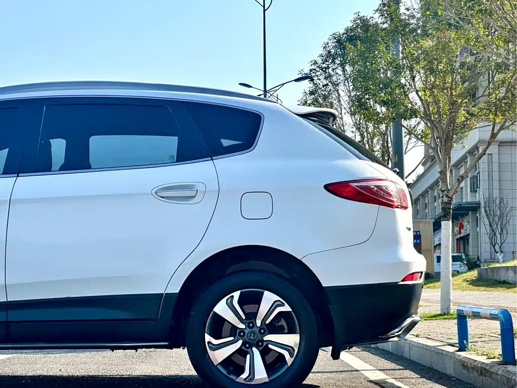 Luxgen Big 7 SUV 2017 — фото 14