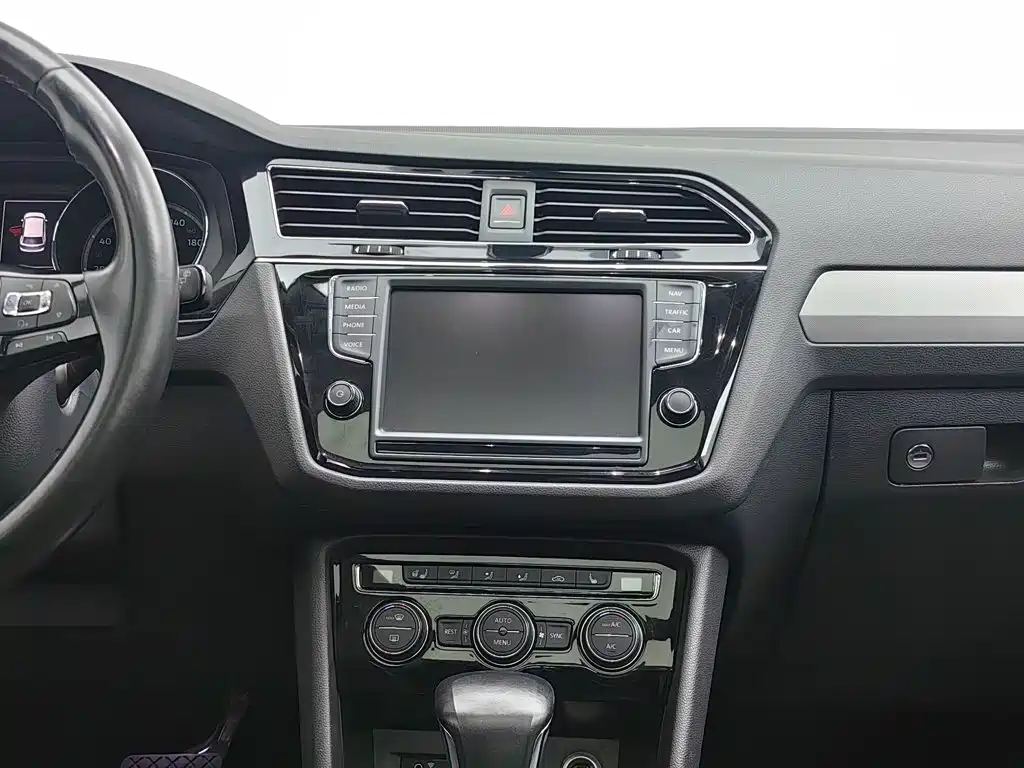Volkswagen Tiguan L 2017 — фото 12