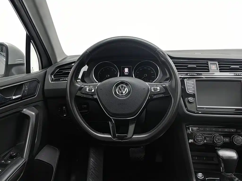 Volkswagen Tiguan L 2017 — фото 11