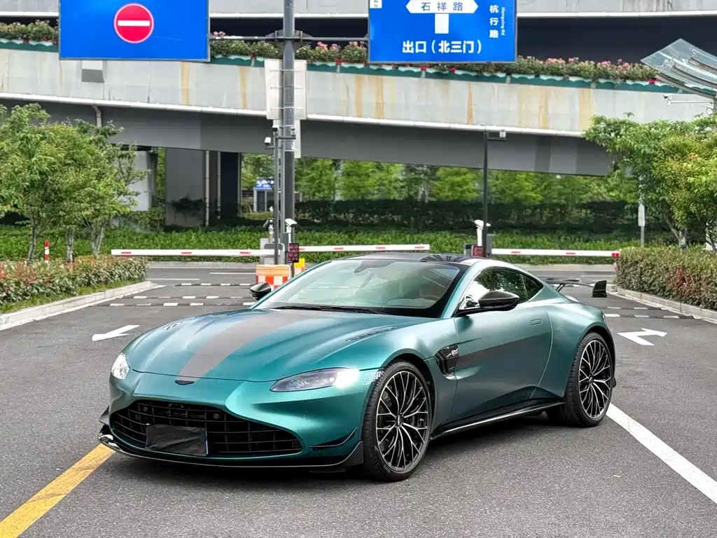 Aston Martin V8 Vantage 2022 — фото 3