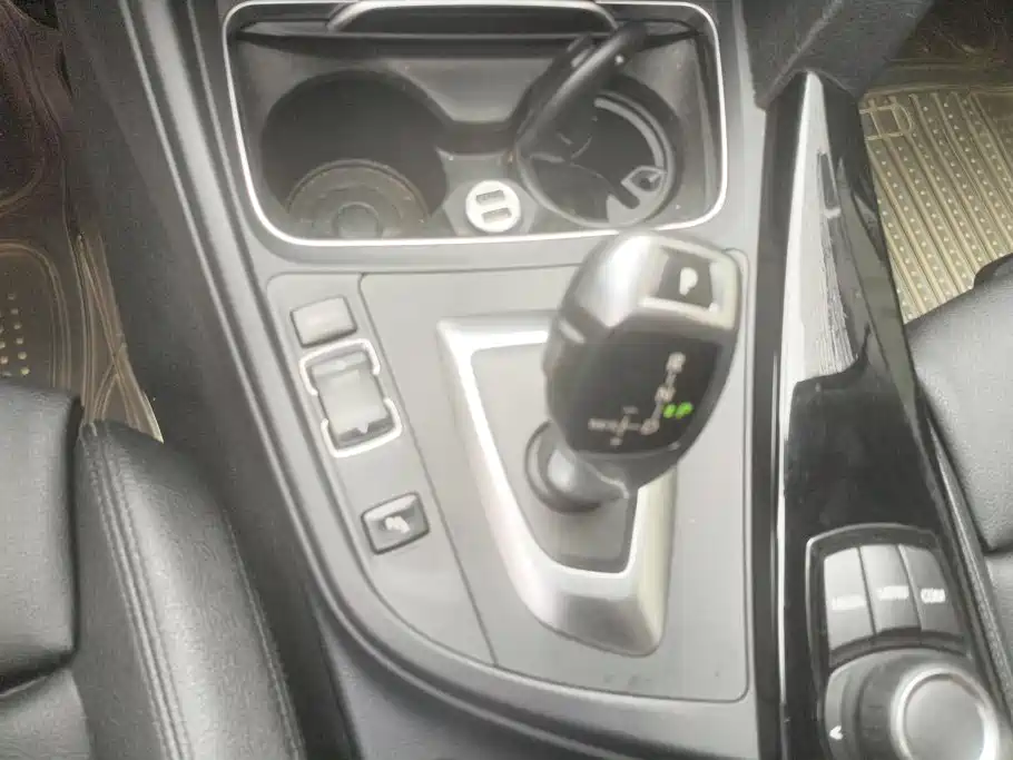 BMW 3 Series 2018 — фото 16