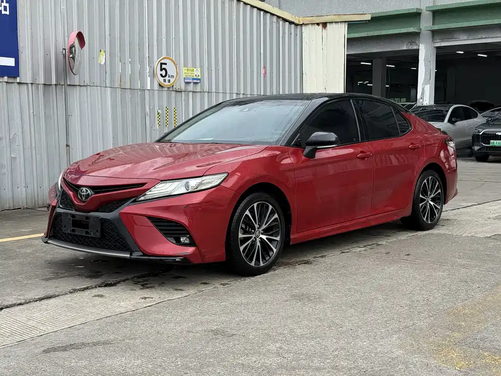 Toyota Camry 2018 — фото 1