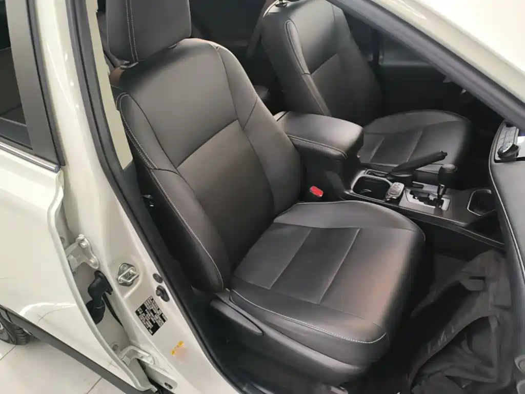 Toyota RAV4 2018 — фото 25
