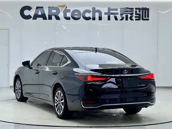 Lexus ES 2022