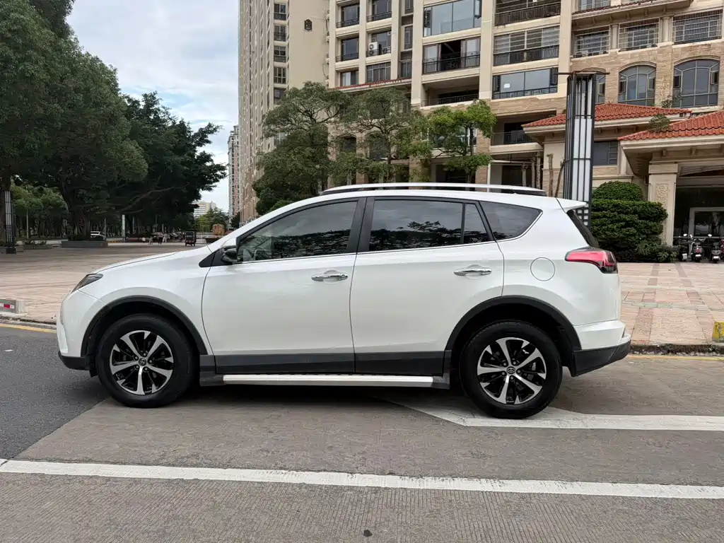 Toyota RAV4 2017 — фото 10