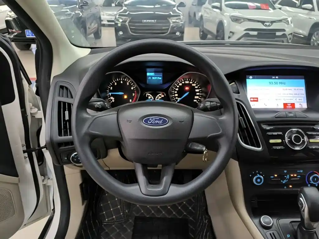 Ford Focus 2018 — фото 11