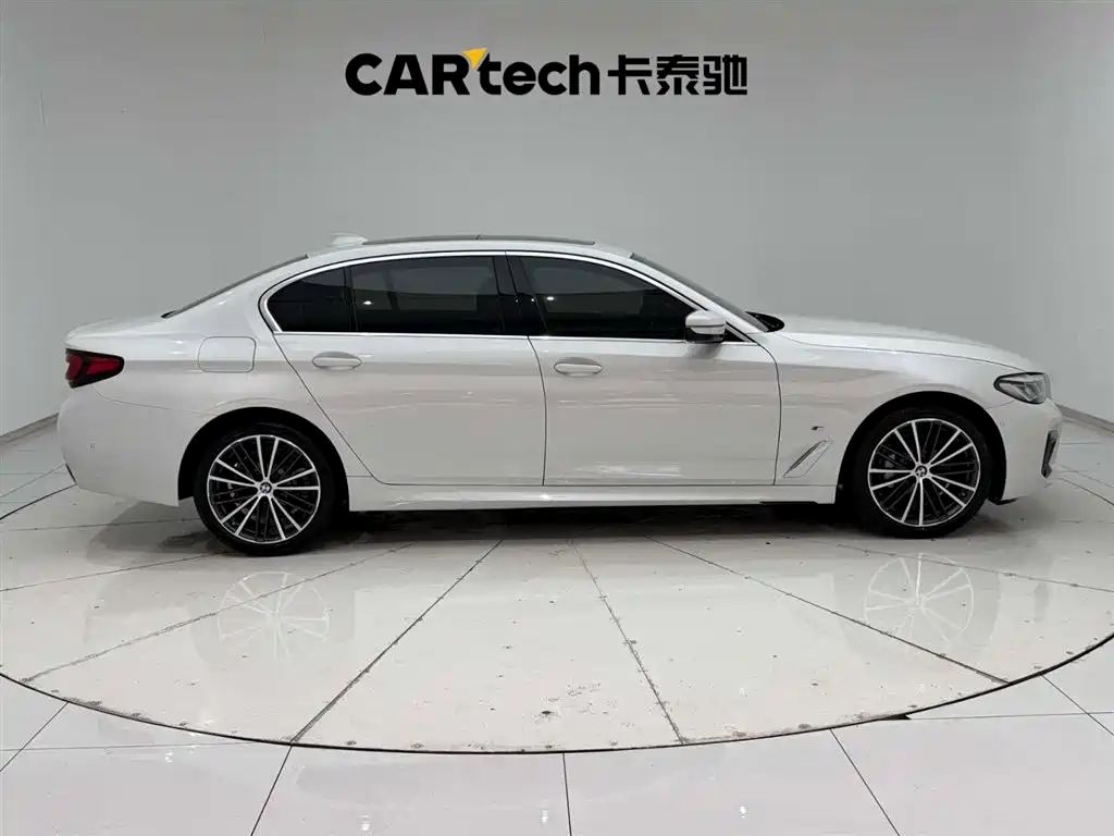 BMW 5 Series 2022 — фото 12