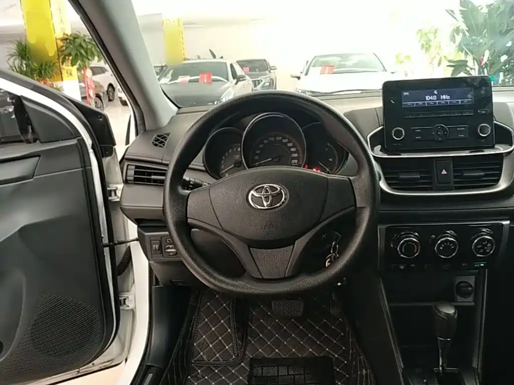 Toyota Yaris L 2020 — фото 11