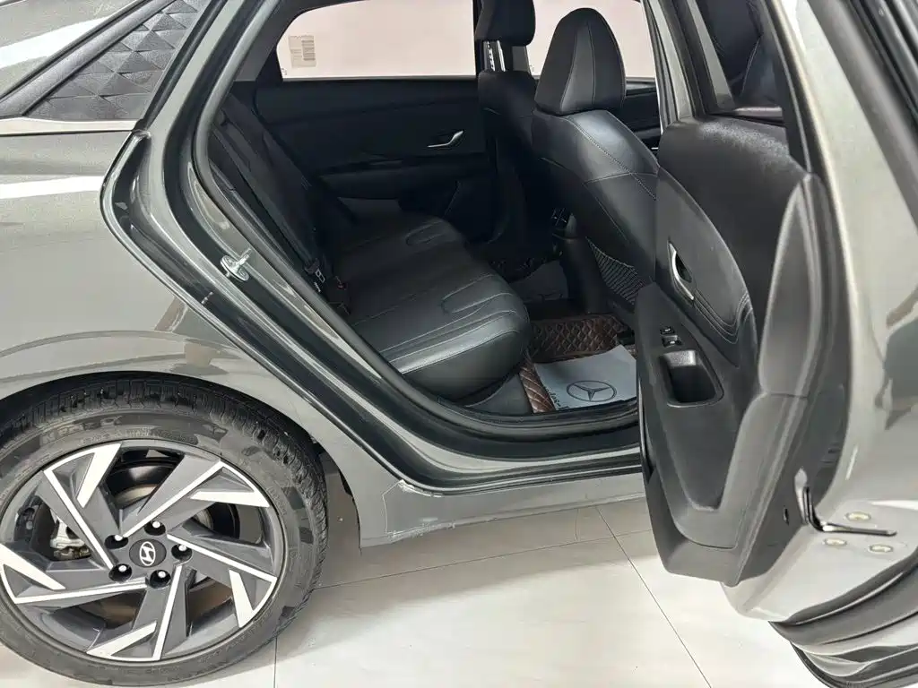 Hyundai Elantra 2023 — фото 10