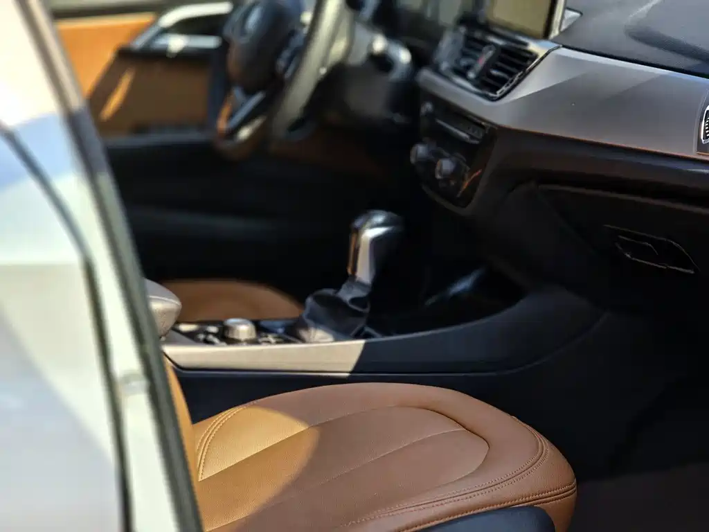 BMW 1 Series 2018 — фото 16