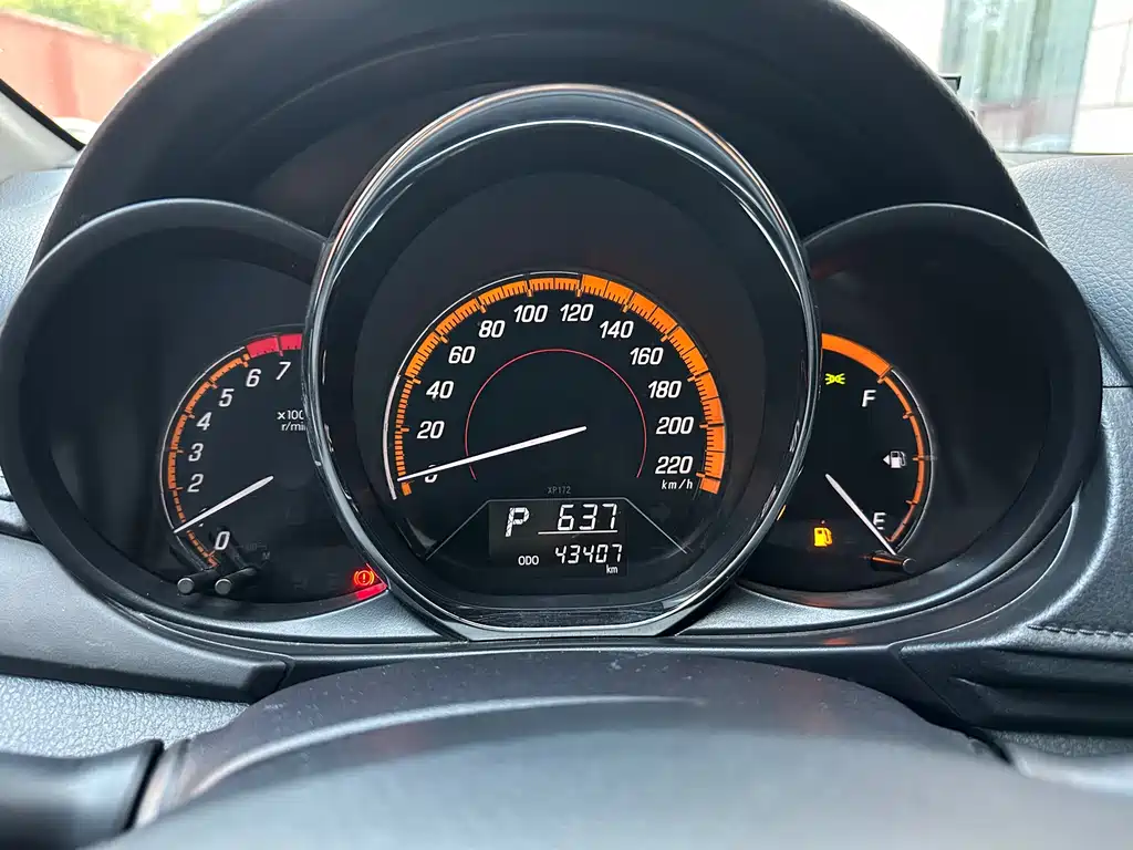 Toyota Yaris L 2022 — фото 10