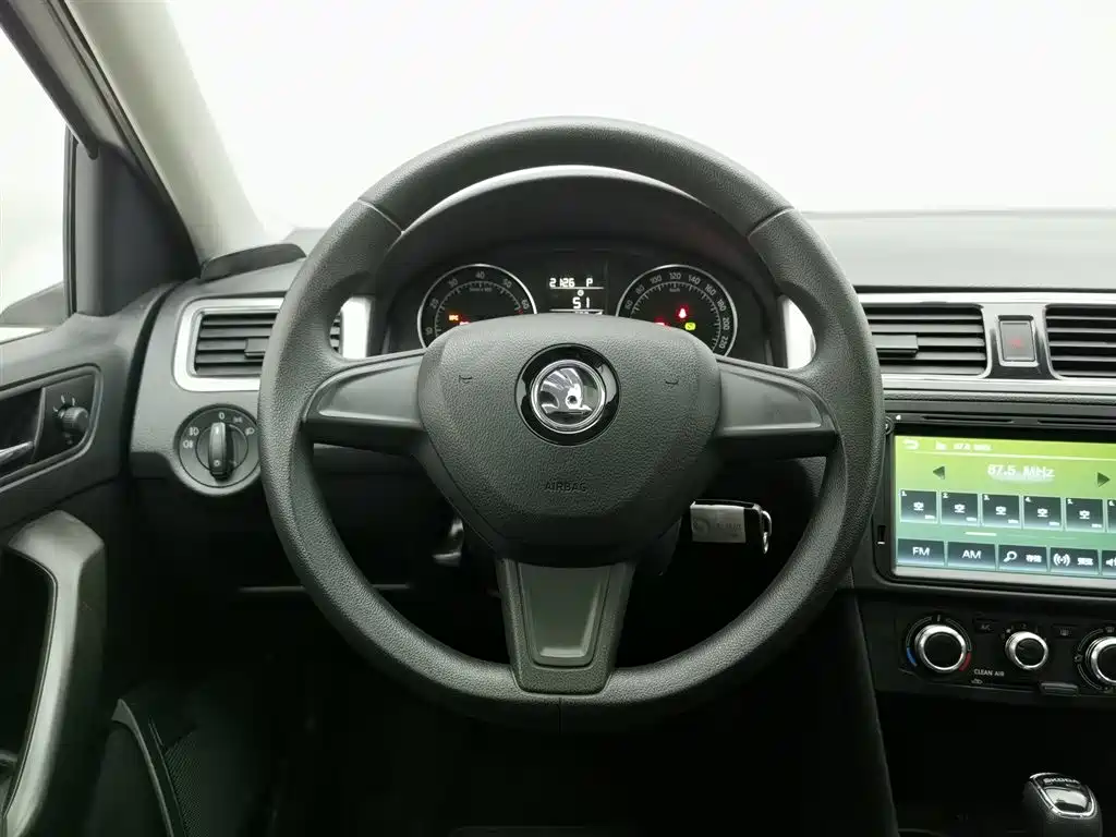 Skoda Rapid Spaceback 2018 — фото 11