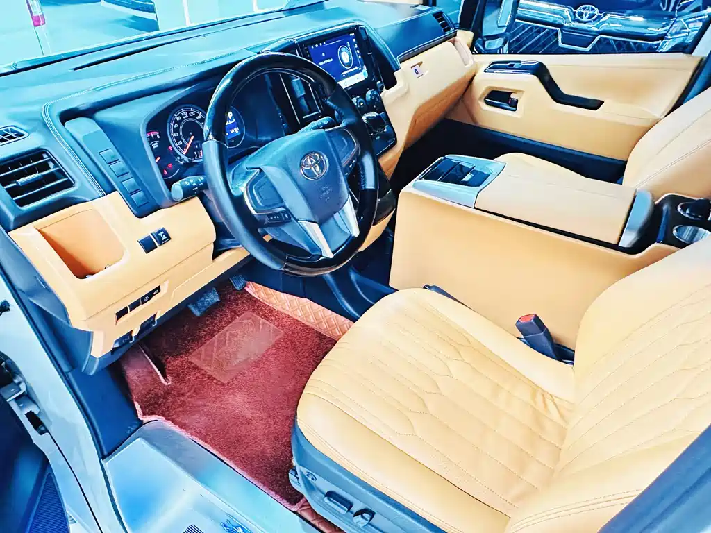 Toyota Hiace 2023 — фото 8