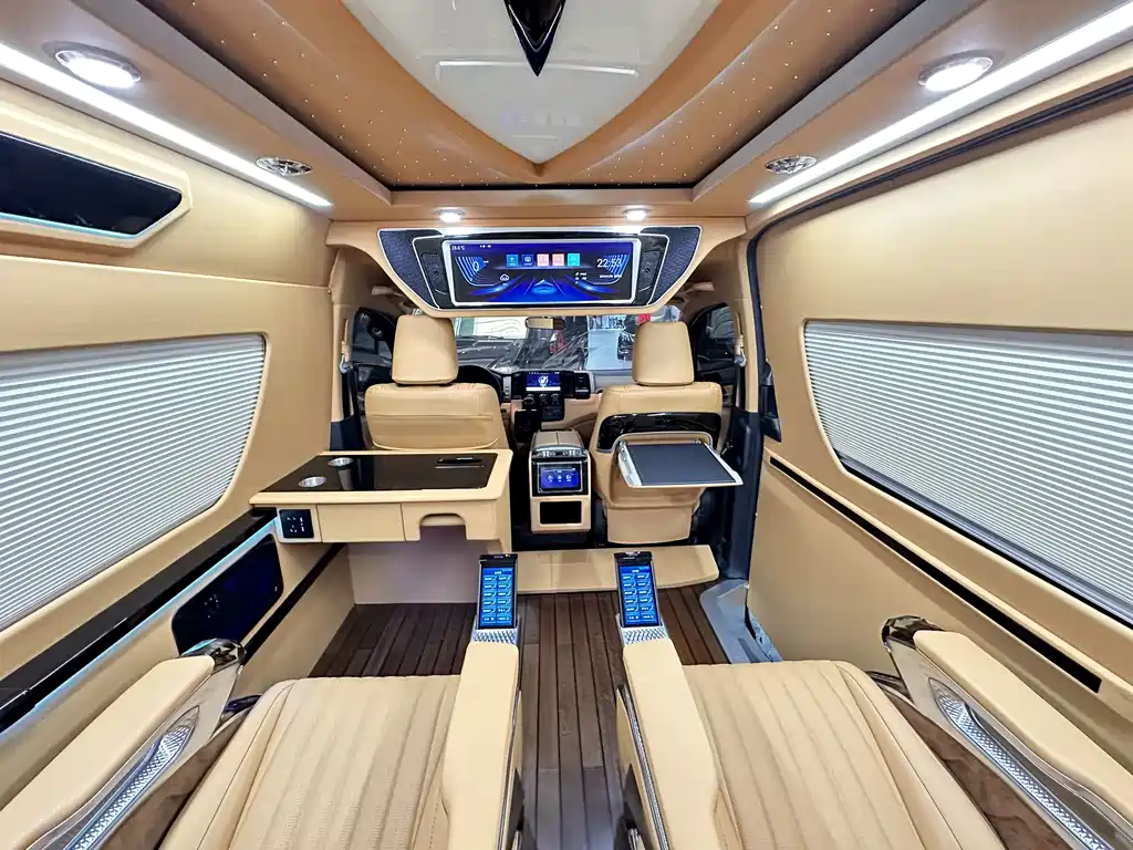 Toyota Hiace 2023 — фото 10