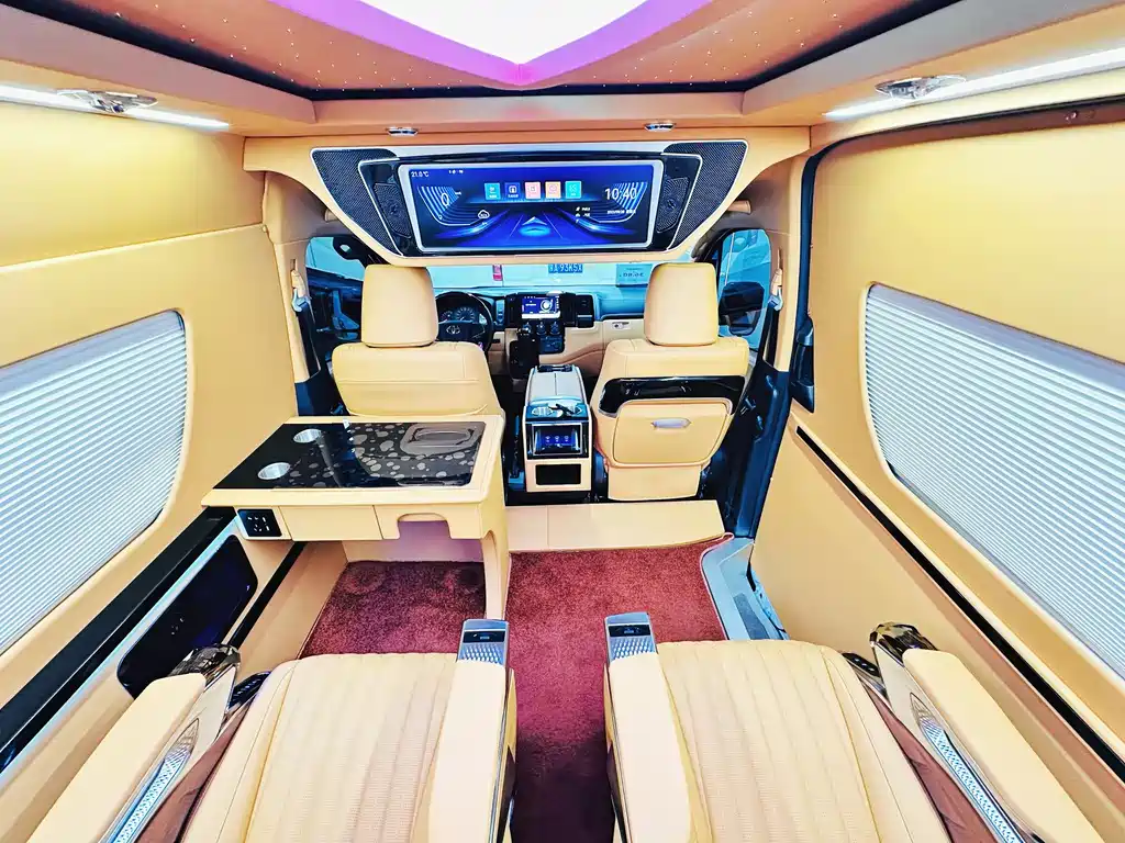 Toyota Hiace 2023 — фото 11