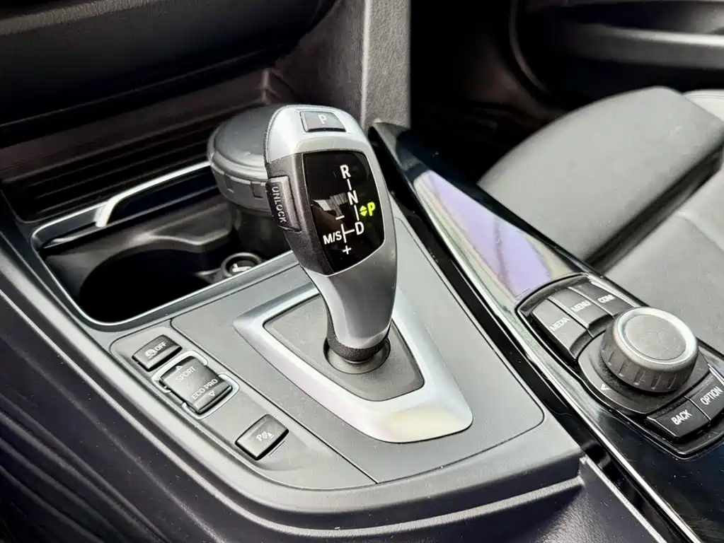 BMW 3 Series 2018 — фото 13