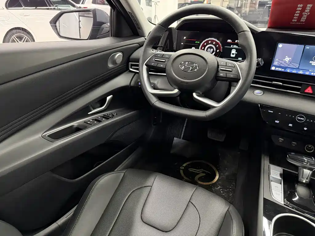 Hyundai Elantra 2023 — фото 12