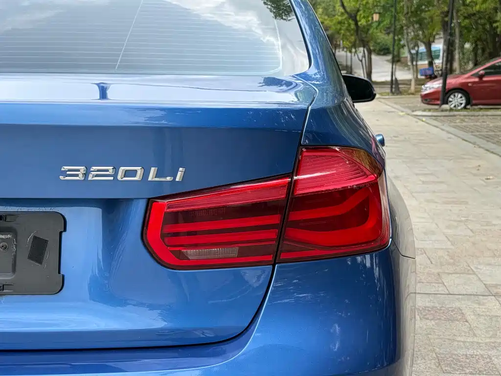 BMW 3 Series 2017 — фото 18
