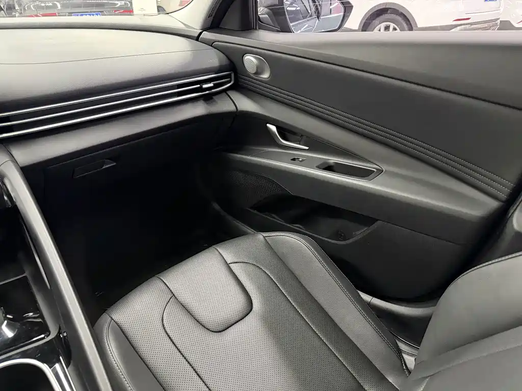 Hyundai Elantra 2023 — фото 11