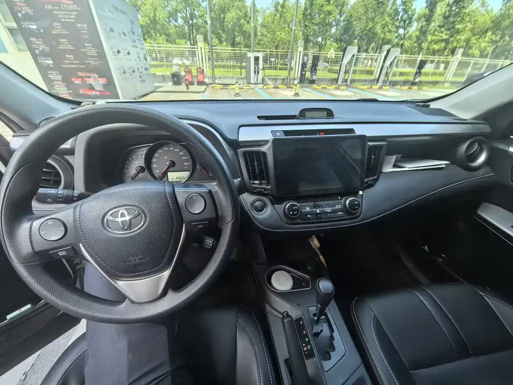 Toyota RAV4 2018 — фото 7