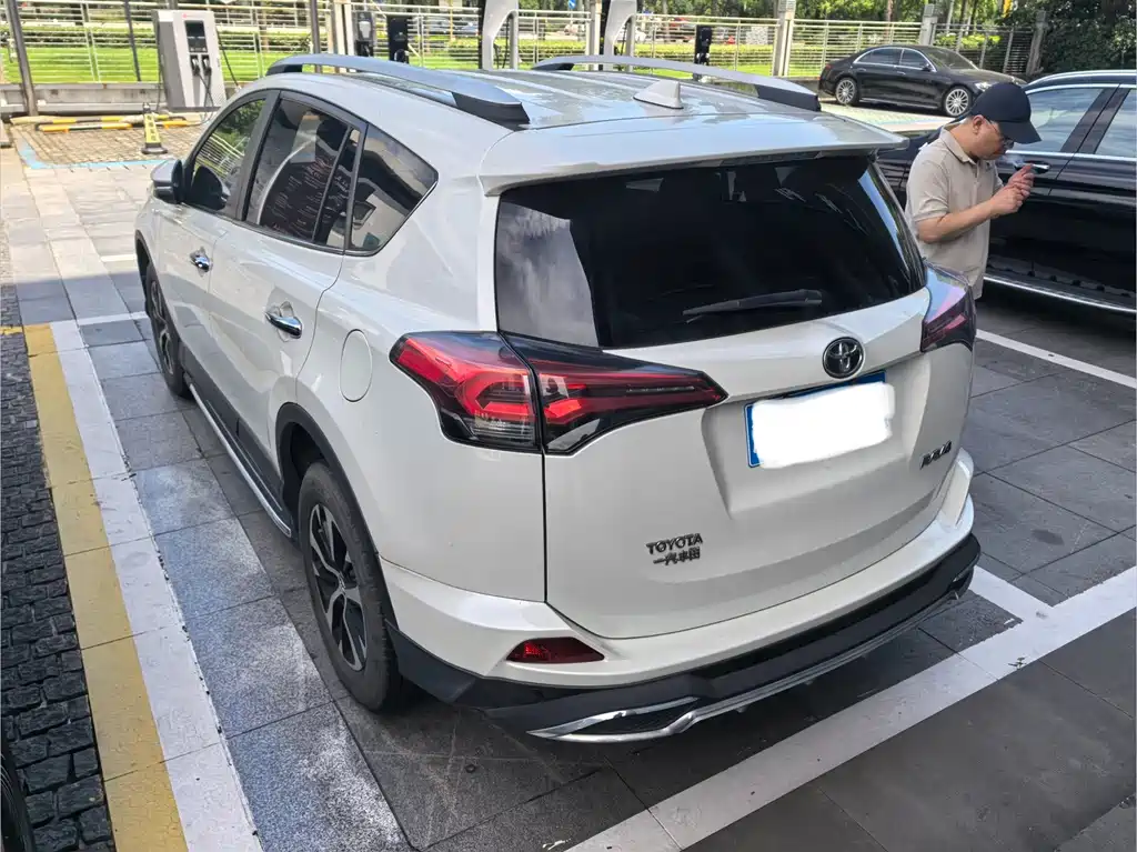 Toyota RAV4 2018 — фото 4
